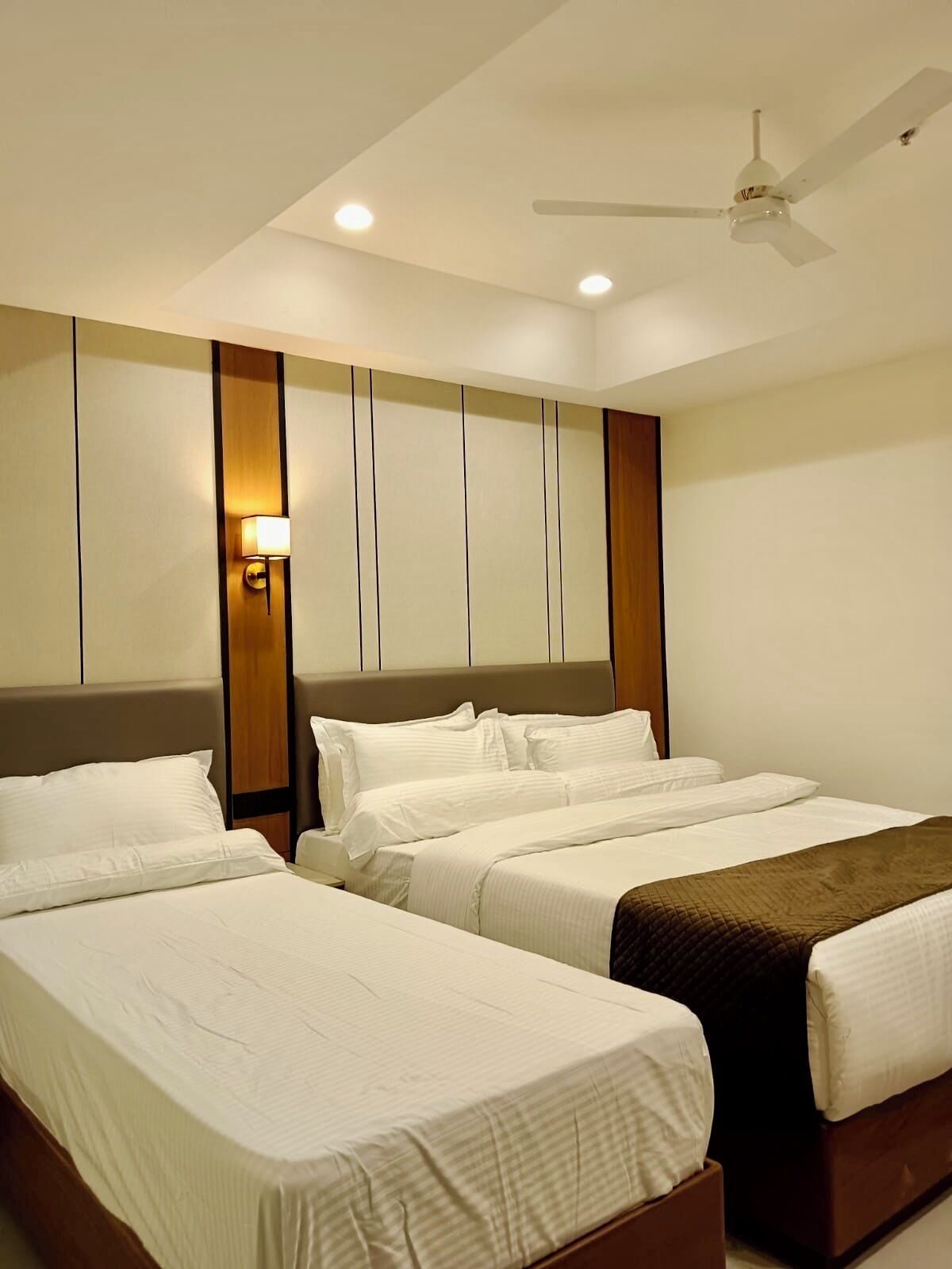 Deluxe trippelrum | Värdeförvaringsskåp på rummet, skrivbord och arbetsyta för laptop