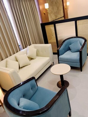 Svit | Värdeförvaringsskåp på rummet, skrivbord och arbetsyta för laptop