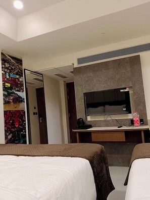 Family Room | Peti besi dalam bilik, meja, ruang kerja komputer riba 