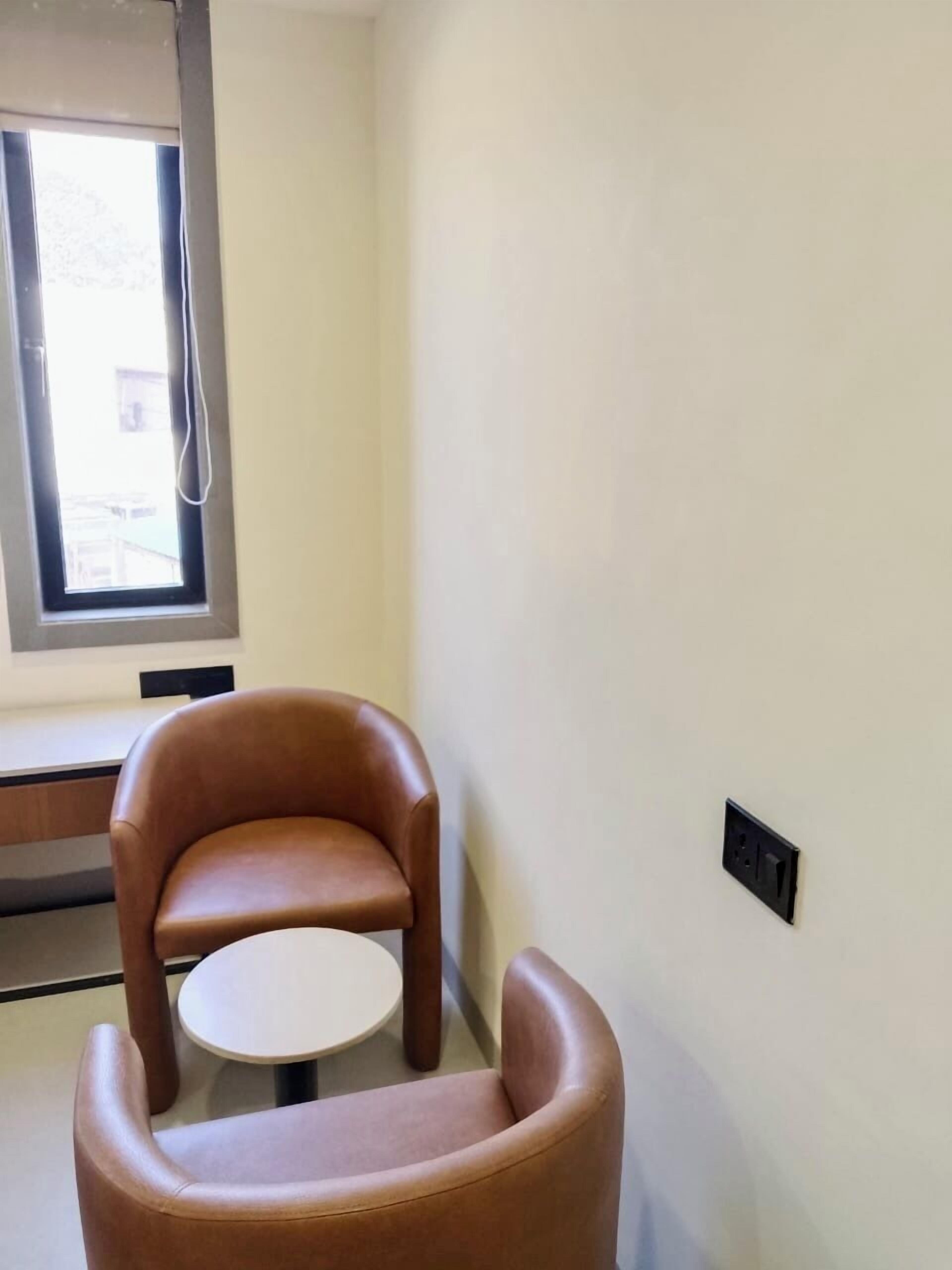 خزنة داخل الغرفة ومكتب ومساحة عمل للكمبيوتر المحمول وستائر تعتيم