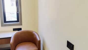 Club Room | In-room safe, desk, laptop workspace, blackout drapes