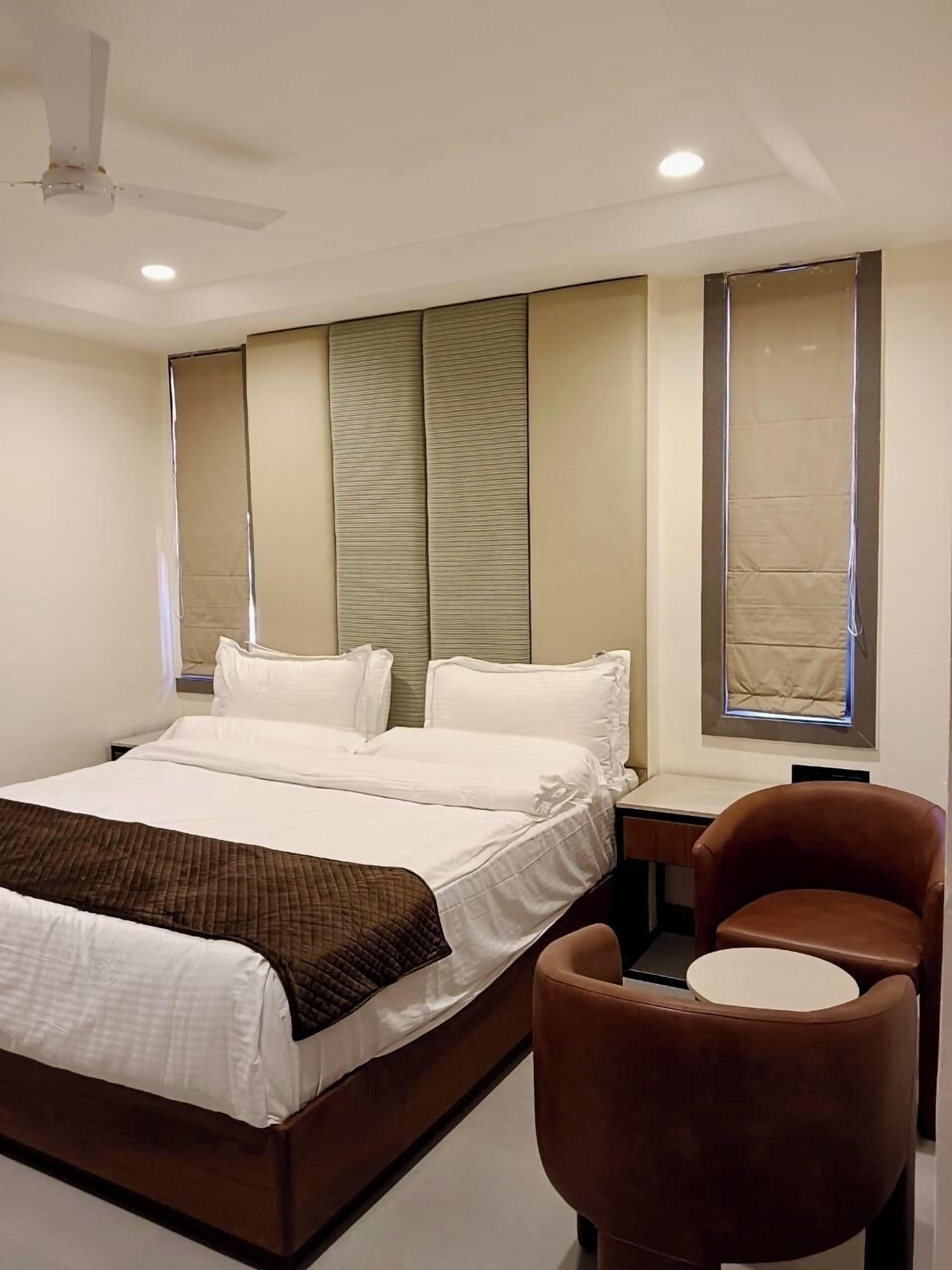 Club-rum | Värdeförvaringsskåp på rummet, skrivbord och arbetsyta för laptop