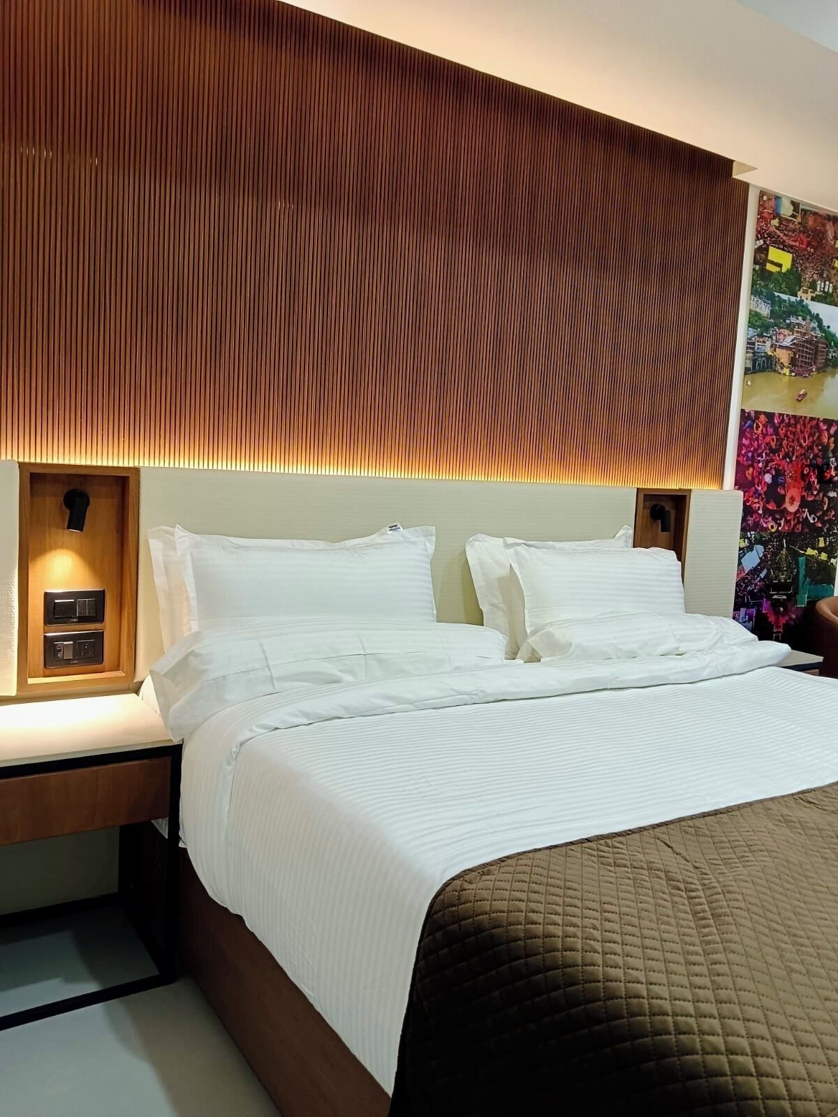 Familjerum | Värdeförvaringsskåp på rummet, skrivbord och arbetsyta för laptop