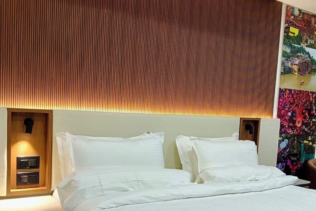 Familjerum | Värdeförvaringsskåp på rummet, skrivbord och arbetsyta för laptop