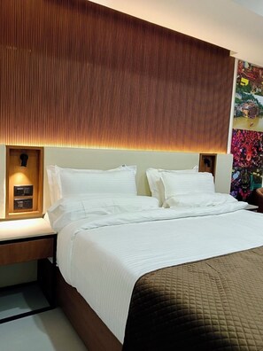 Familjerum | Värdeförvaringsskåp på rummet, skrivbord och arbetsyta för laptop