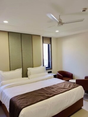 Habitación Club | Caja de seguridad en la habitación y escritorio 