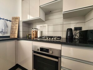 Fridge, microwave, oven, stovetop - The 41 Maarif (Casablanca)