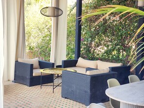 Outdoor dining - Dar Bassidi by IB Signature - Luxury 5BR Villa -Heated Pool & Breakfast included (Marrakesh)