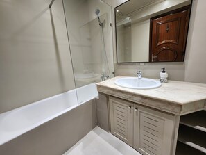 Hair dryer, bidet, towels, soap - The 501 Racine by IB Signature • Spacious 3BR • 160m² Luxury & Comfort (Casablanca)