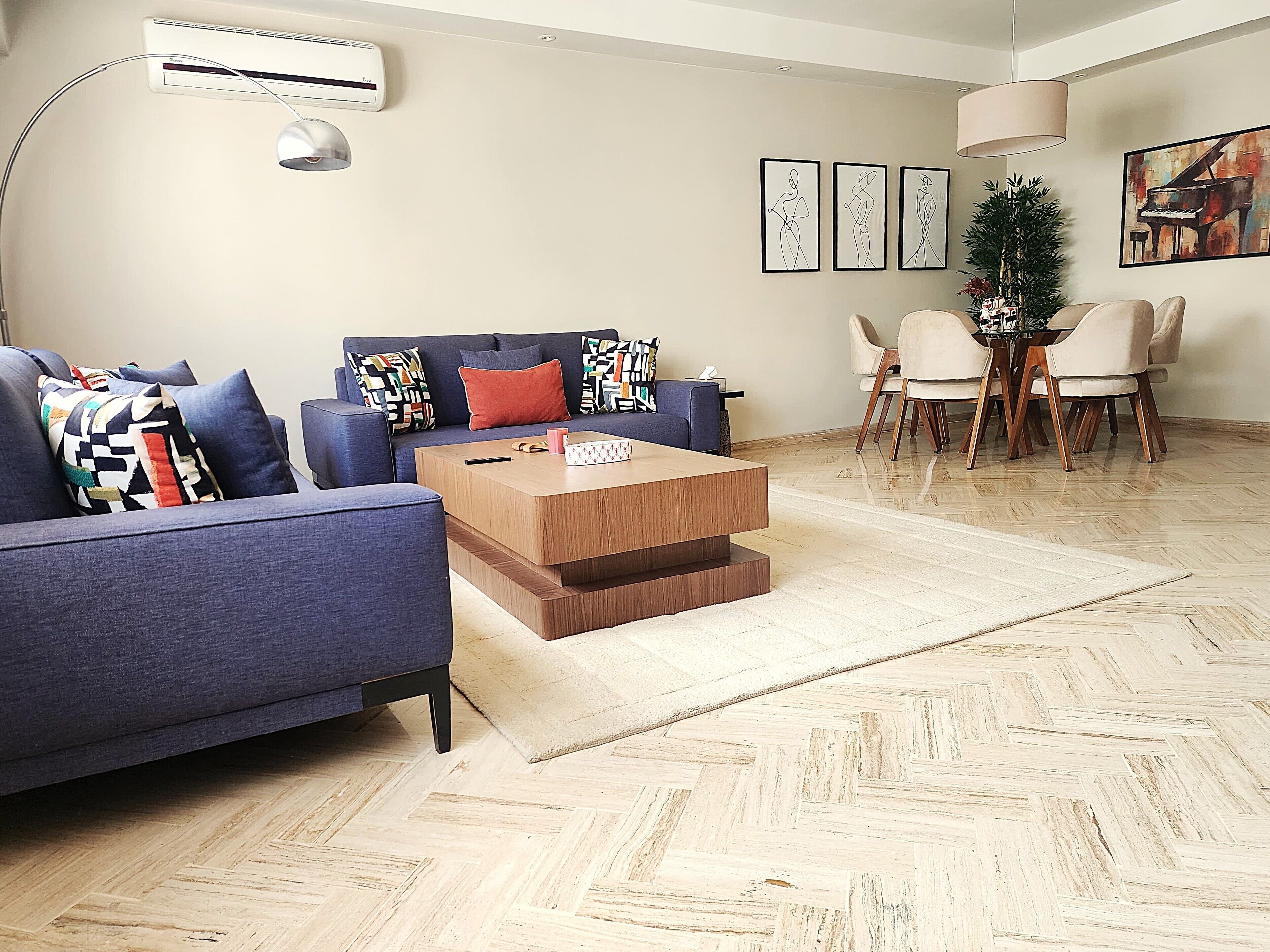 Smart-TV, Kamin, Bücher