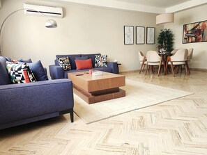 Smart TV, fireplace, books - The 501 Racine by IB Signature • Spacious 3BR • 160m² Luxury & Comfort (Casablanca)