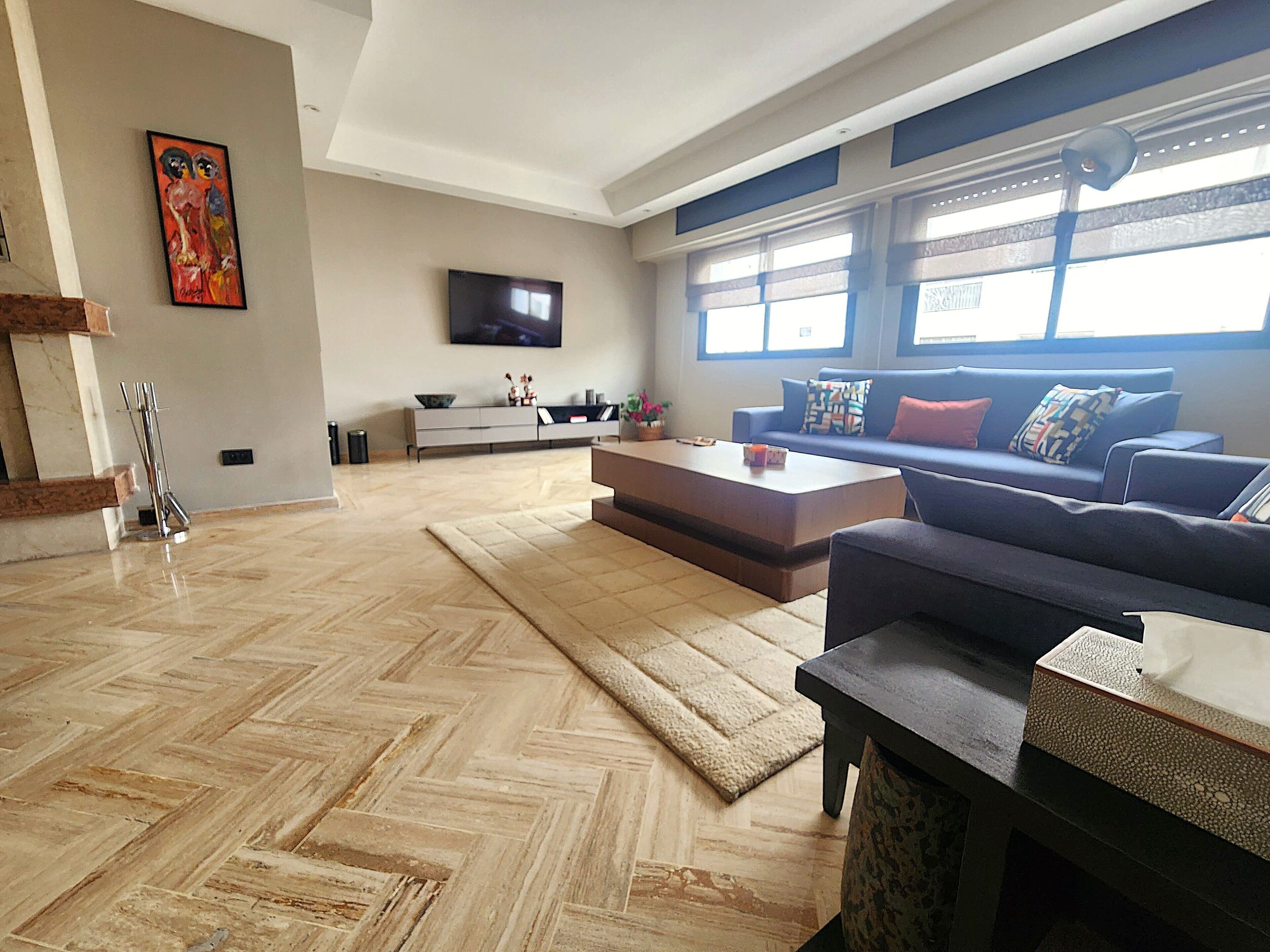 TV connectée, cheminée, livres