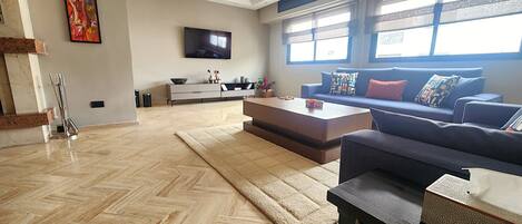 Smart-TV, Kamin, Bücher