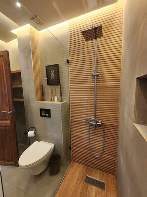 Douche, sèche-cheveux, serviettes fournies, savon
