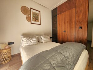 Iron/ironing board, travel crib, free WiFi, bed sheets