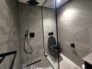 Een douche, een haardroger, handdoeken, zeep