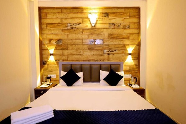 Deluxe Double Room, City View | Desk, laptop workspace, free WiFi - Bashil Inn Homestay (Agra)