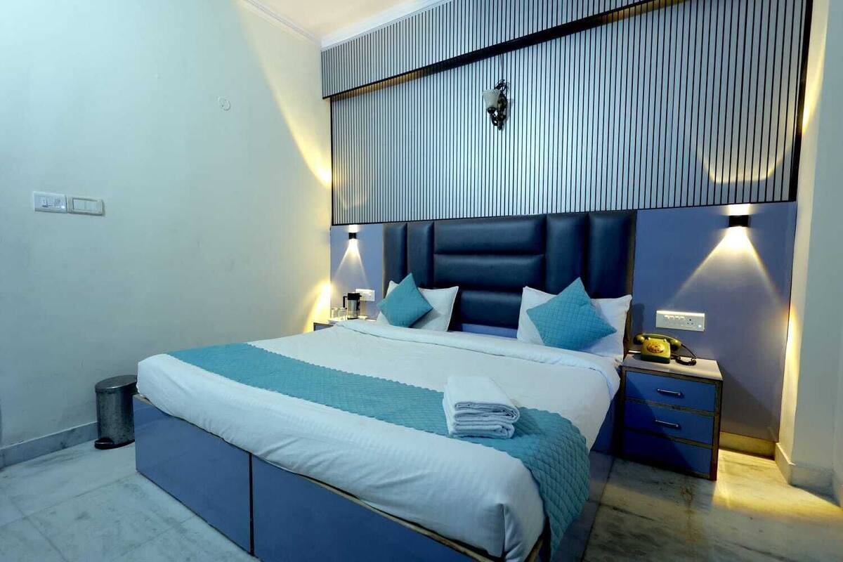 Espacio para trabajar con laptop, wifi gratis y ropa de cama