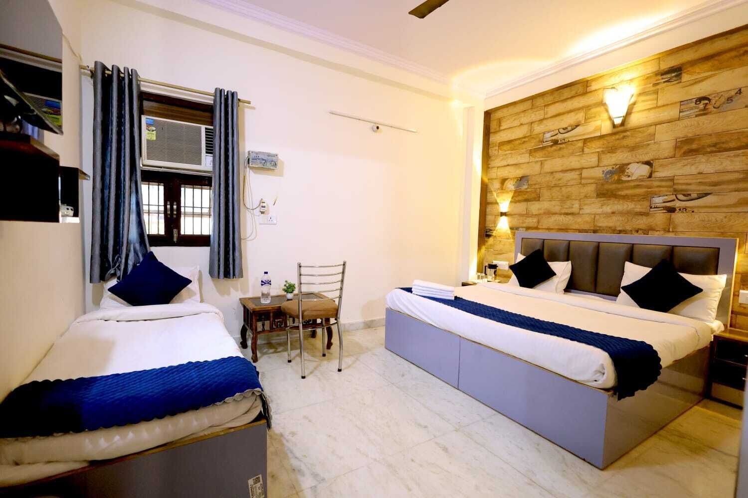 Deluxe Double Room | Laptop workspace, free WiFi, bed sheets