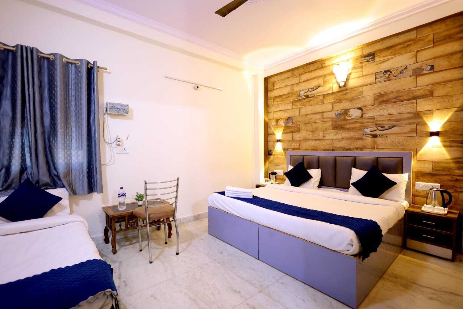 Habitación Deluxe doble | Espacio para trabajar con un portátil, wifi gratis, ropa de cama