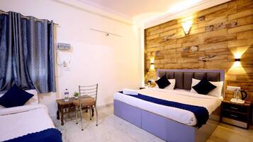 Habitación Deluxe doble | Espacio para trabajar con un portátil, wifi gratis, ropa de cama