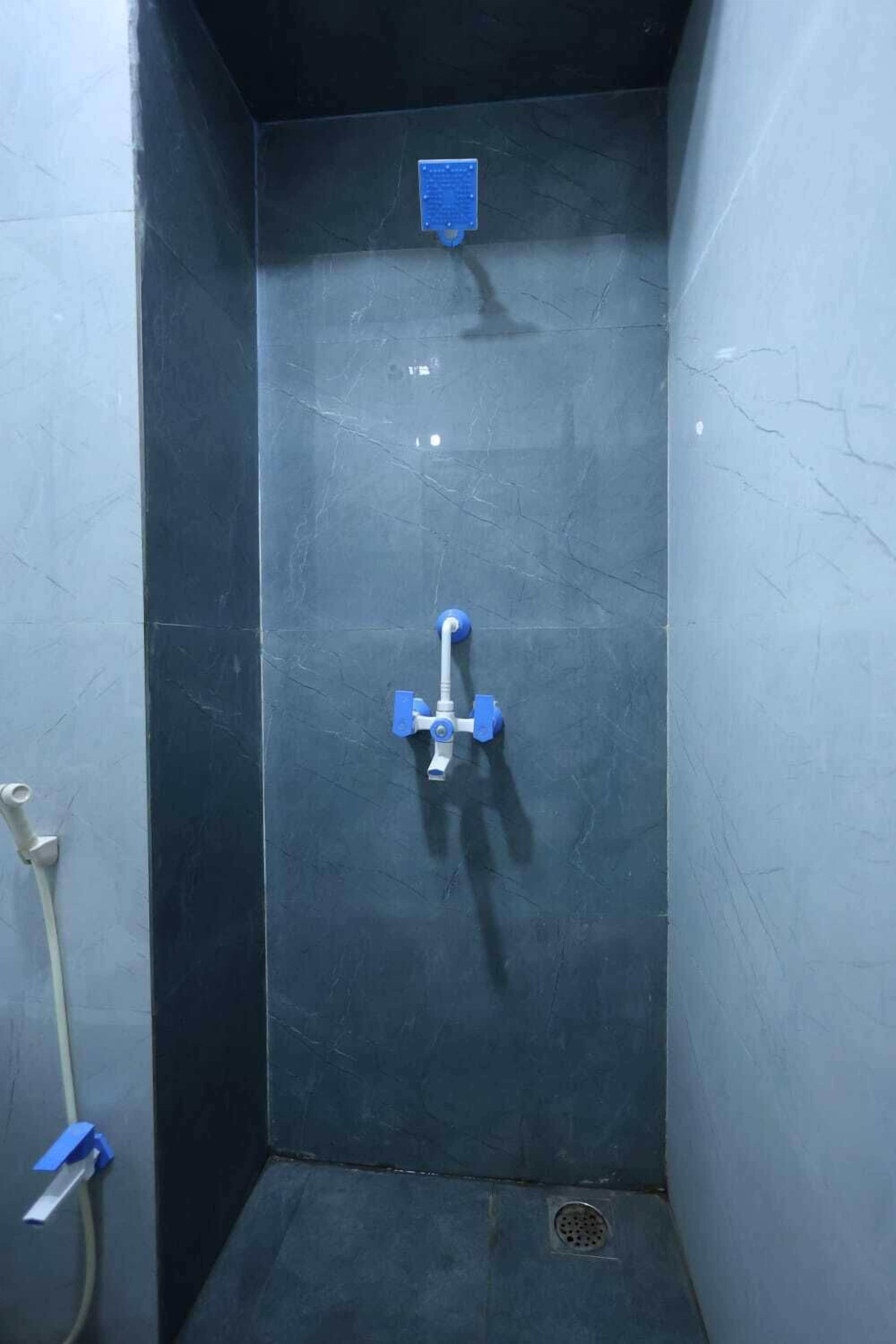 Ducha, batas, toallas, jabón