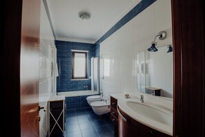 Hair dryer, bidet, towels, toilet paper - Casa Calette by MONHOLIDAY (Puglia)
