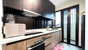 Family Suite, 3 Bedrooms, Club lounge access, City View | Private kitchen | Full-sized fridge, microwave, oven, stovetop