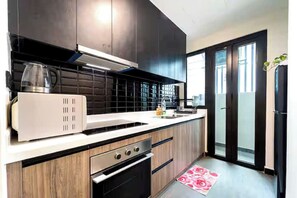 Phòng Suite dành cho gia đình, 3 phòng ngủ, quyền sử dụng Club Lounge, quang cảnh thành ph��ố | Bếp riêng | Tủ lạnh, lò vi sóng, lò nướng, bếp nấu 