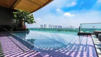 Una piscina al aire libre