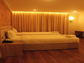 Premium-Doppelzimmer, 1 Schlafzimmer, Stadtblick | Schreibtisch, laptopgeeigneter Arbeitsplatz, kostenloses WLAN