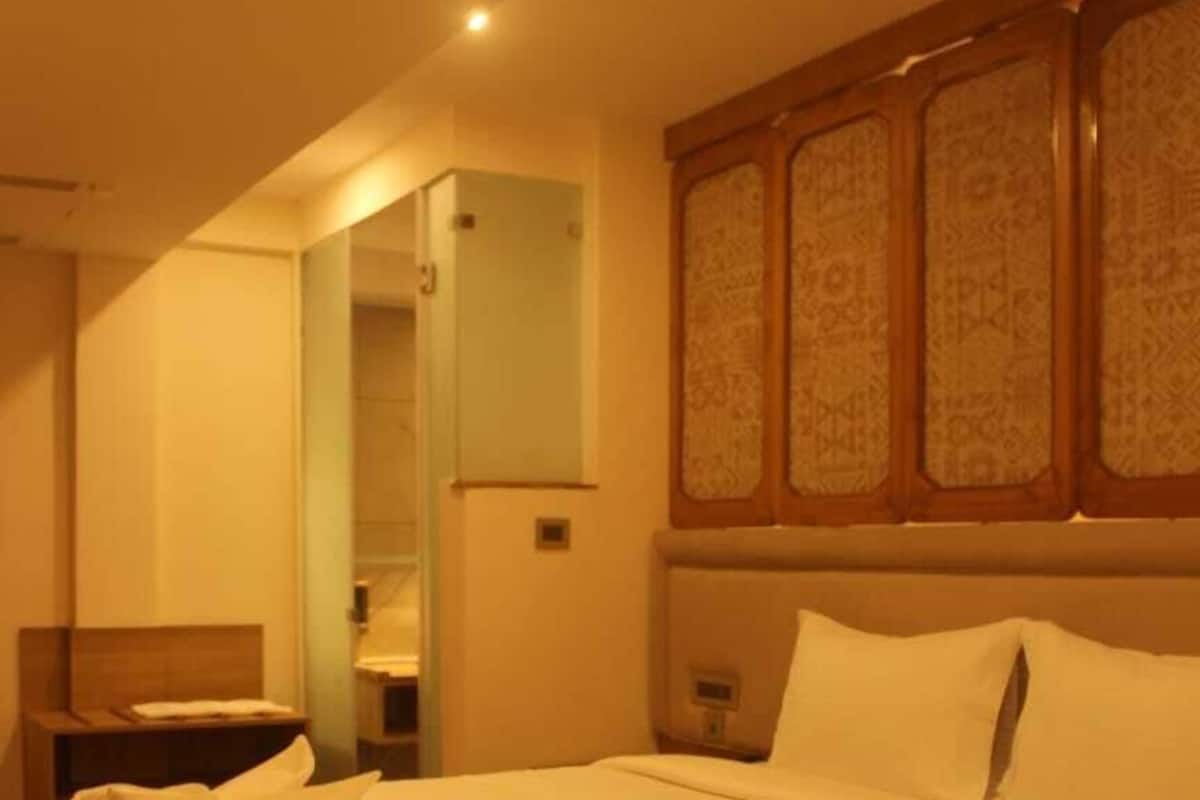 Dobbeltrom – premium, 1 soverom, byutsikt | Skrivebord, skrivebord for bærbar PC og wi-fi (inkludert)