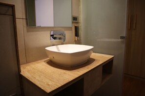 Standard-dobbeltværelse - byudsigt | Badeværelse | Bruser, gratis toiletartikler, håndklæder, Sæbe