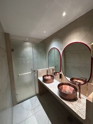 Ducha, artículos de tocador gratuitos, toallas, jabón