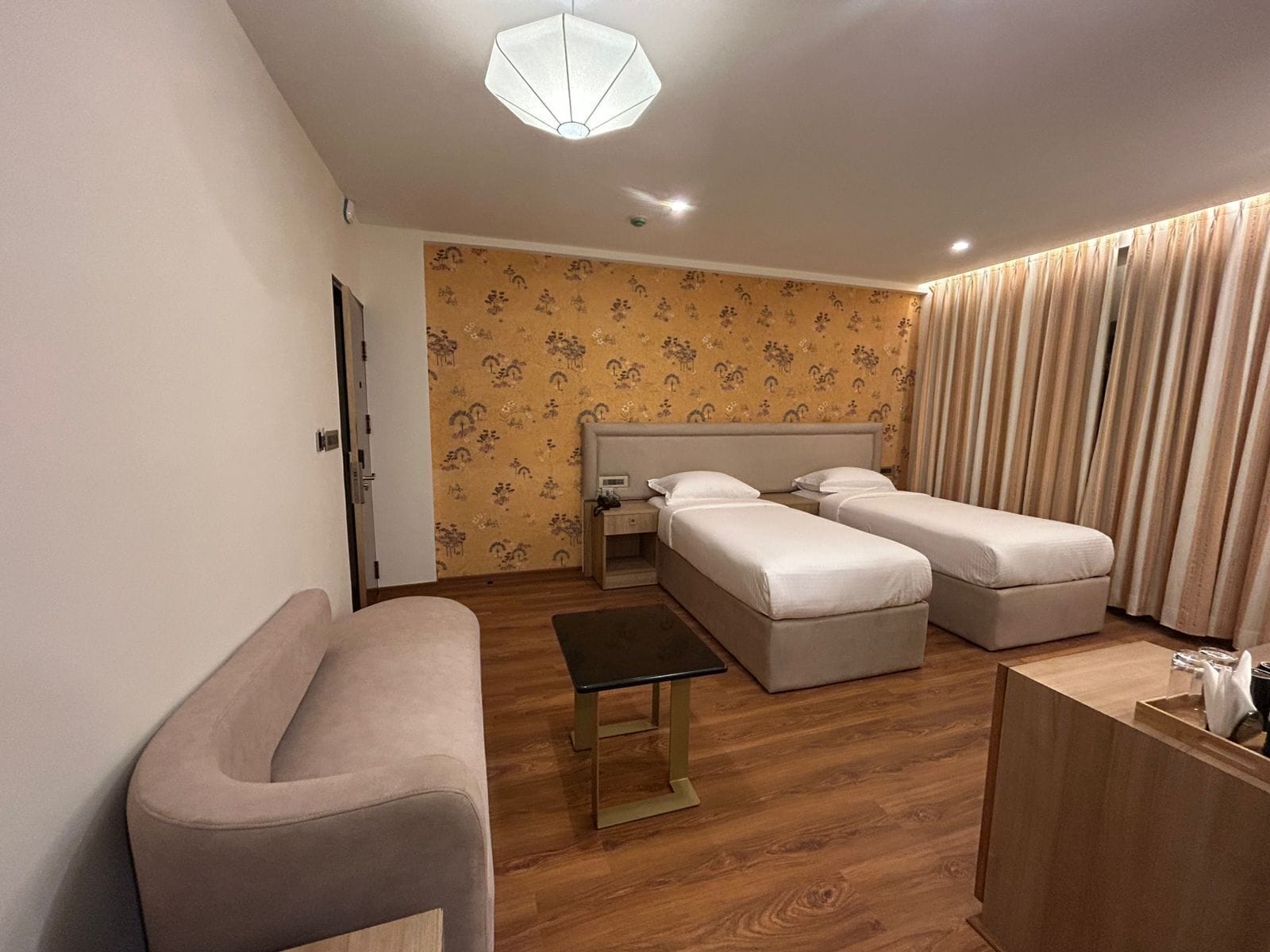 デスク、ノートパソコン用作業スペース、WiFi (無料)