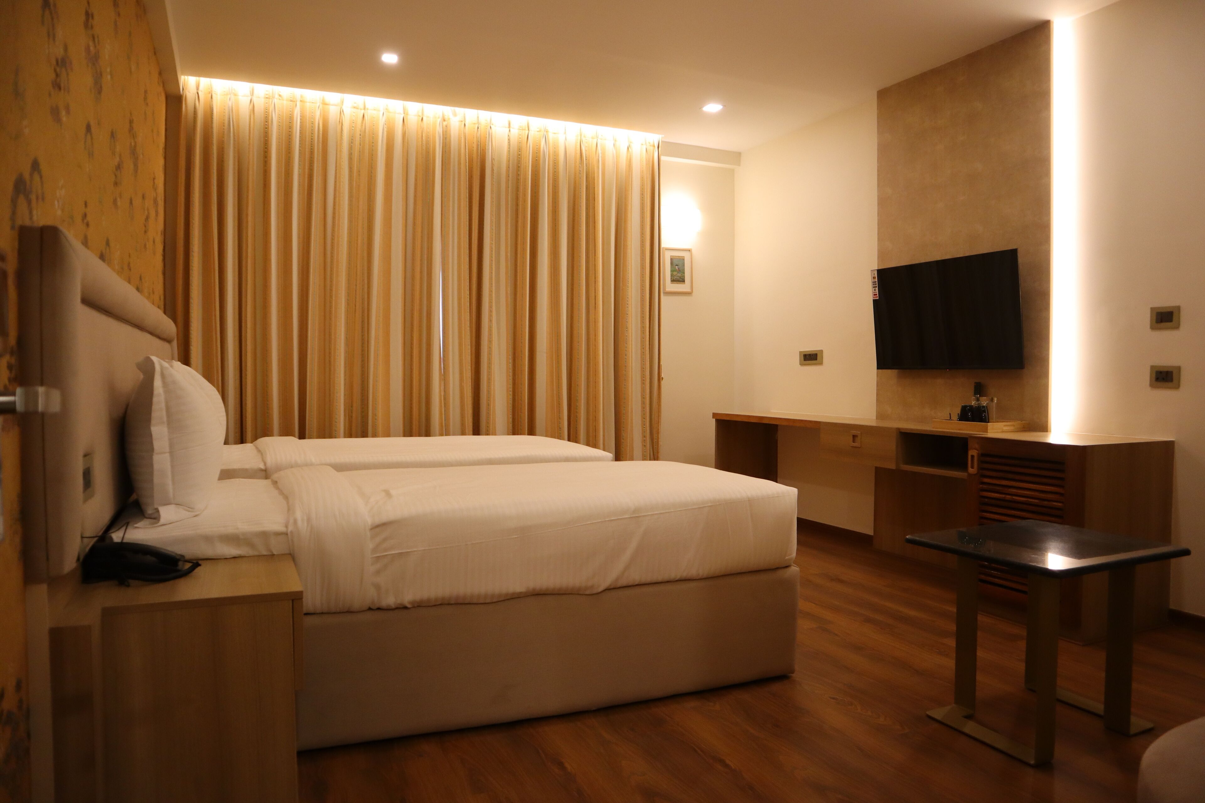 Standard-Doppelzimmer, Stadtblick | Schreibtisch, laptopgeeigneter Arbeitsplatz, kostenloses WLAN