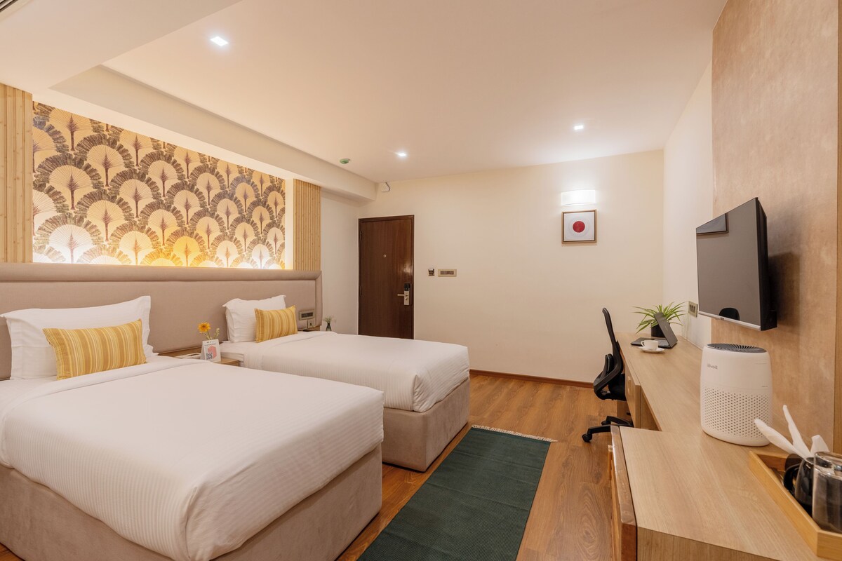 Executive Twin Room | Desk, laptop workspace, WiFi (free)