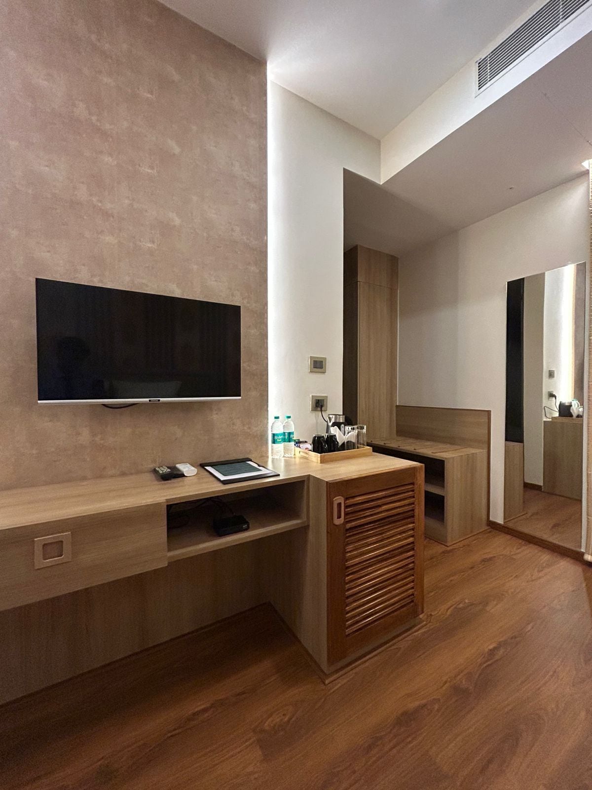 デスク、ノートパソコン用作業スペース、WiFi (無料)