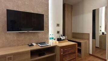 Escritorio, espacio para trabajar con laptop y wifi gratis