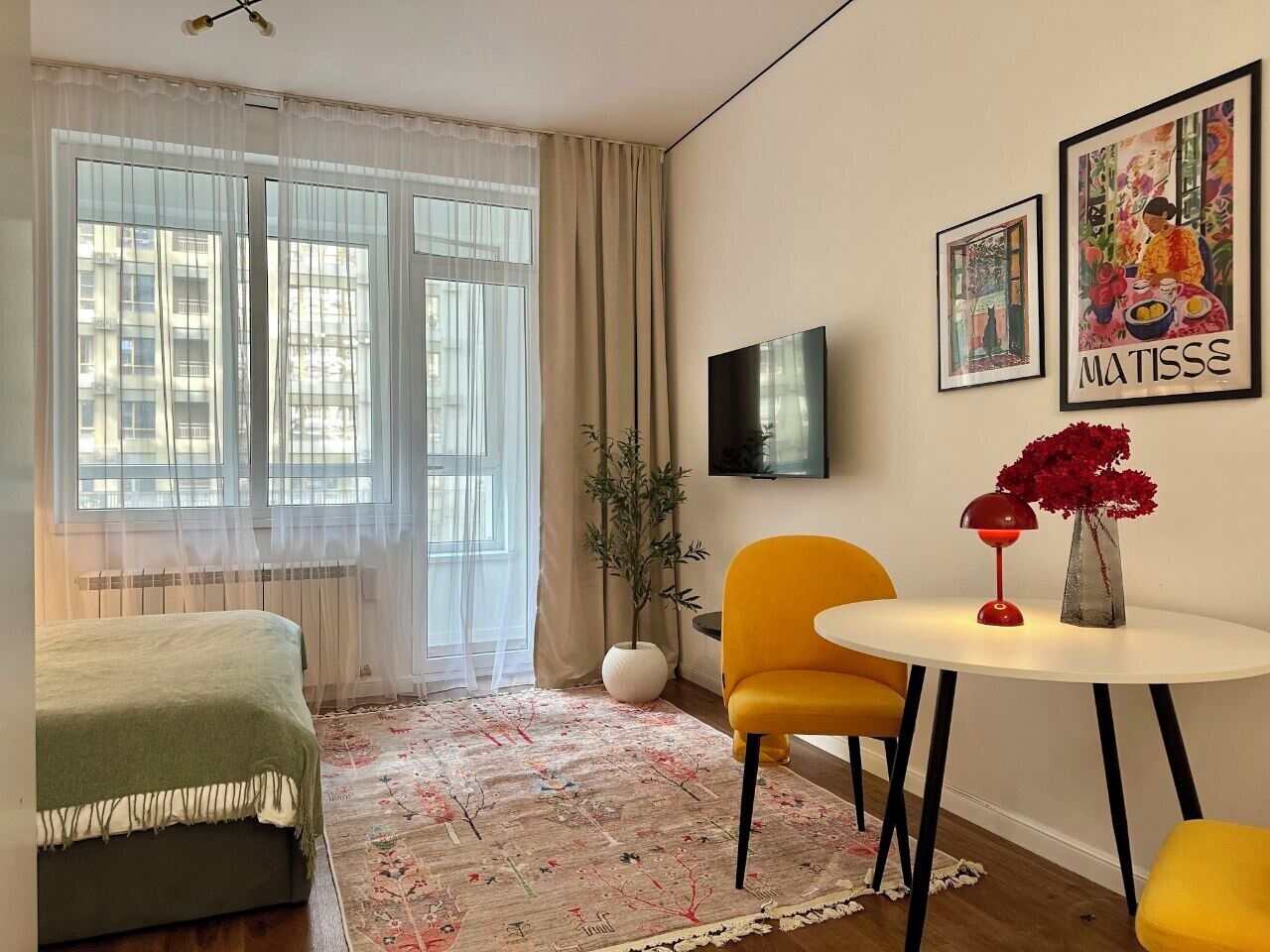 Iron/ironing board, WiFi, bed sheets
