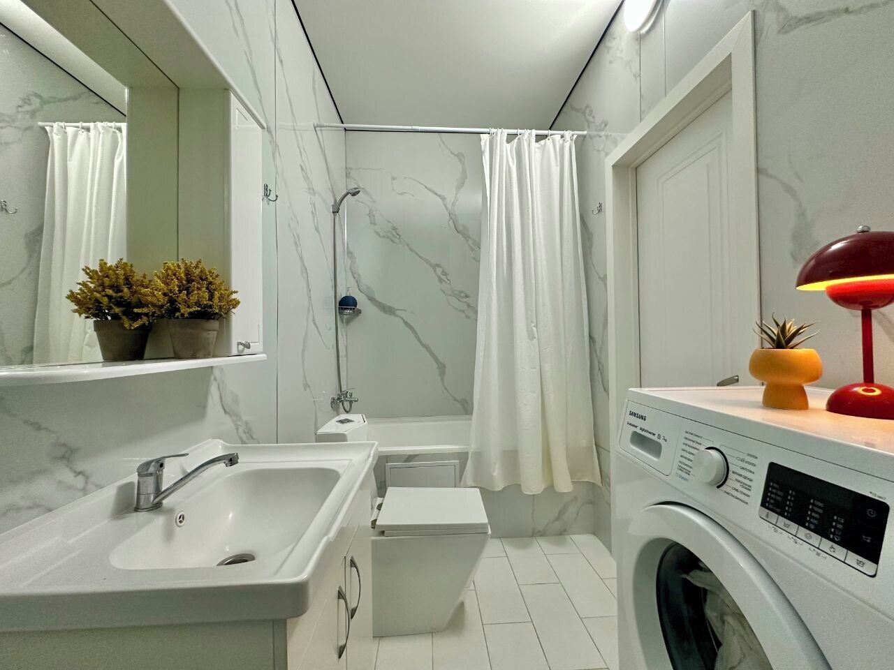 Haartrockner, Handtücher, Seife, Toilettenpapier