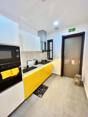 Full-size fridge, microwave, stovetop, cookware/dishes/utensils - Tamara Court (Lagos)