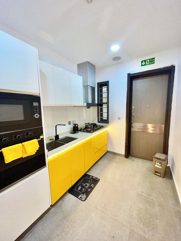 Full-size fridge, microwave, stovetop, cookware/dishes/utensils - Tamara Court (Lekki)