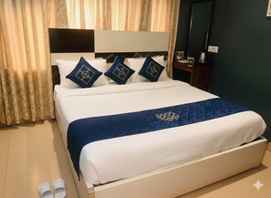 Työpöytä, kannettavalle tietokoneelle sopiva työtila, ilmainen Wi-Fi