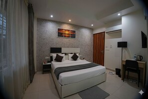 Kamar Double Superior, kamar mandi pribadi | Brankas, meja kerja, ruang kerja ramah laptop, dan kedap suara