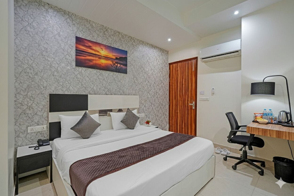Superior Double Room, Private Bathroom | In-room safe, desk, laptop workspace, soundproofing