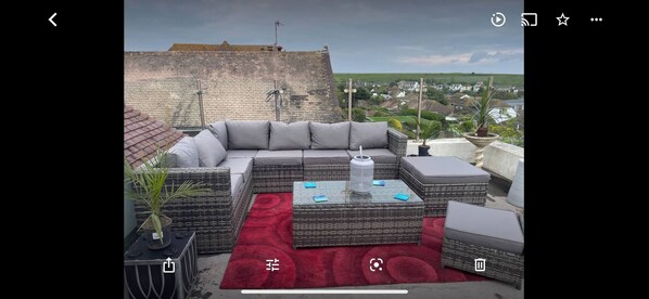 Shared Dormitory, 1 Bedroom, Smoking, Balcony | Living room | Books - Room-cosy Beach Getaway on Edge of South (Brighton)