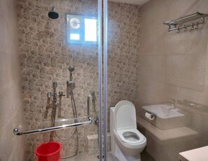 Shower, towels, soap - Eennra Maanikko (Krishnanagar)