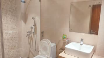 Habitació doble Deluxe | Bany | Dutxa, tovalloles i sabó