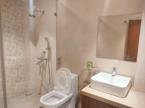 Quarto casal luxo | Banheiro | Chuveiro, toalhas de banho, sabonete 